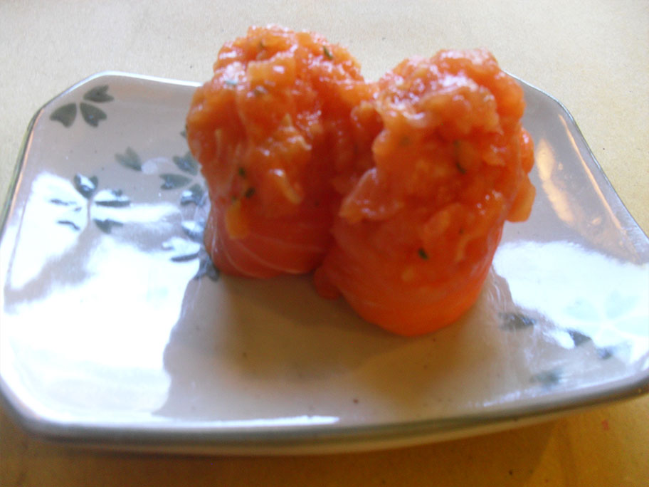 GUNKAN SPICY SALMON