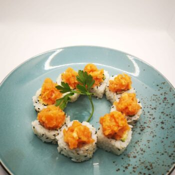 URAMAKI SPICY SALMON